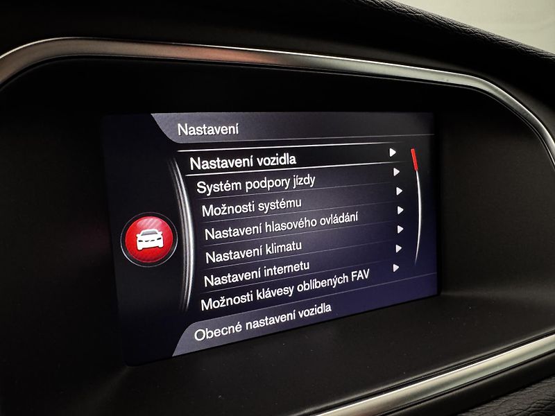 Volvo V40 T3 R-DESIGN AUT REZERVACE - fotka 44 z 47