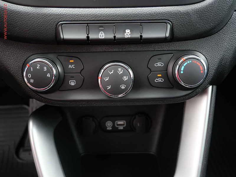 Kia Ceed (2017) 1.6 GDi, 2.maj,ČR, AC, park - fotka 13 z 17