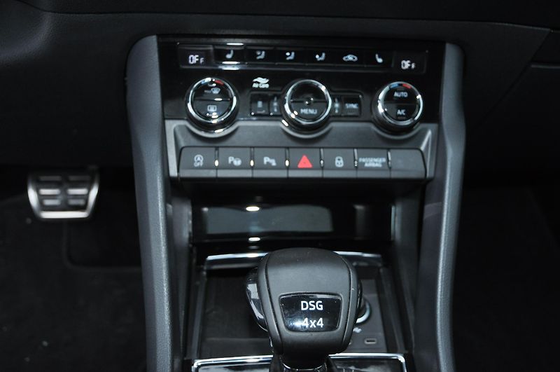 Škoda Karoq 2.0TSi 140kW 4x4 dsg SportLine - fotka 11 z 21