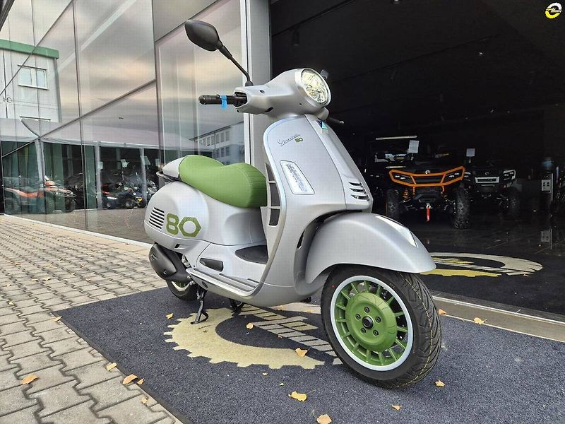Vespa (2026) GTS 310 Edizione Ottantesimo - fotka 2 z 24