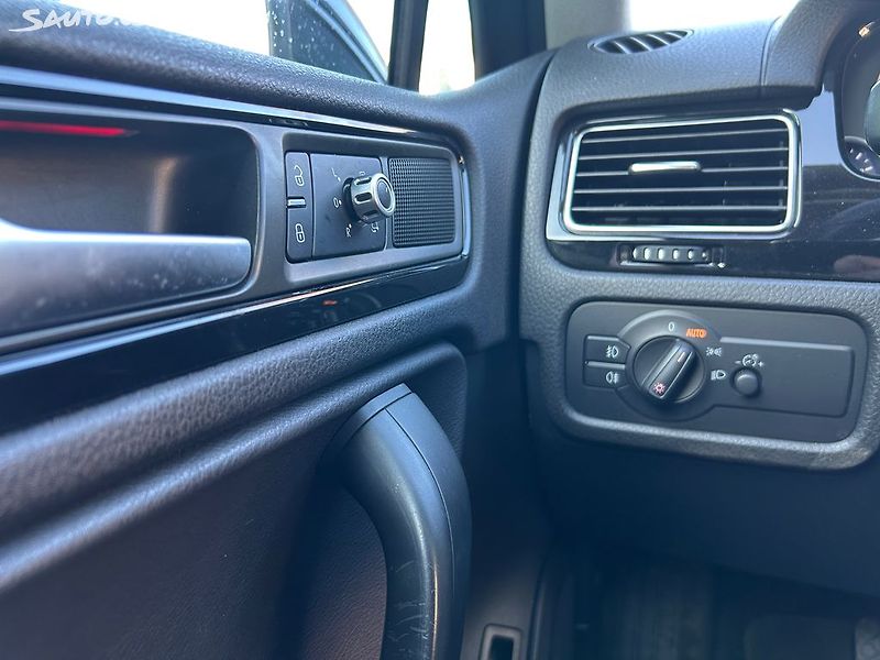 Volkswagen Touareg (2014) 3.0 TDi 150 KW SERVISNÍ KNIHA - fotka 24 z 37