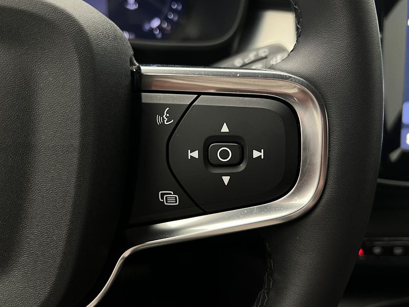 Volvo XC40 B3 DARK PLUS AUT CZ  - fotka 24 z 42