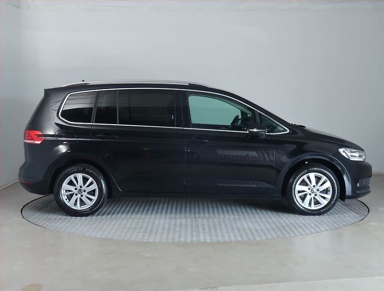 Volkswagen Touran (2022) 1.5 TSI - fotka 6 z 21
