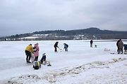 U Horní Plané se na zamrzlém Lipně vesele bruslí. Sem tam tudy ale na druhý břeh přejede i auto. Jen o pár set metrů dál přitom stále jezdí přívoz