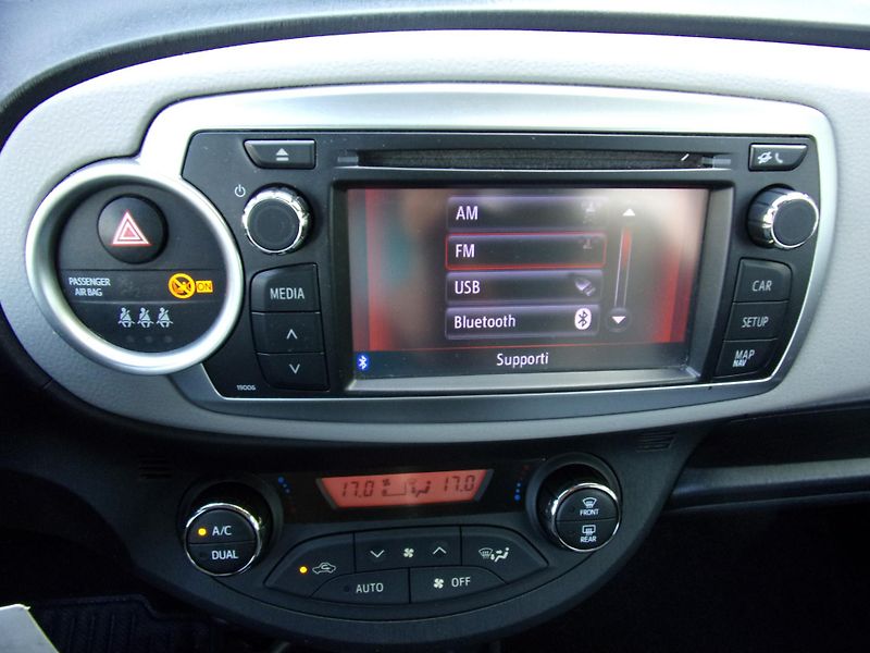 Toyota Yaris (2012) 1.3i 73kW LOUNGE AUT.KLIMA KM - fotka 12 z 23