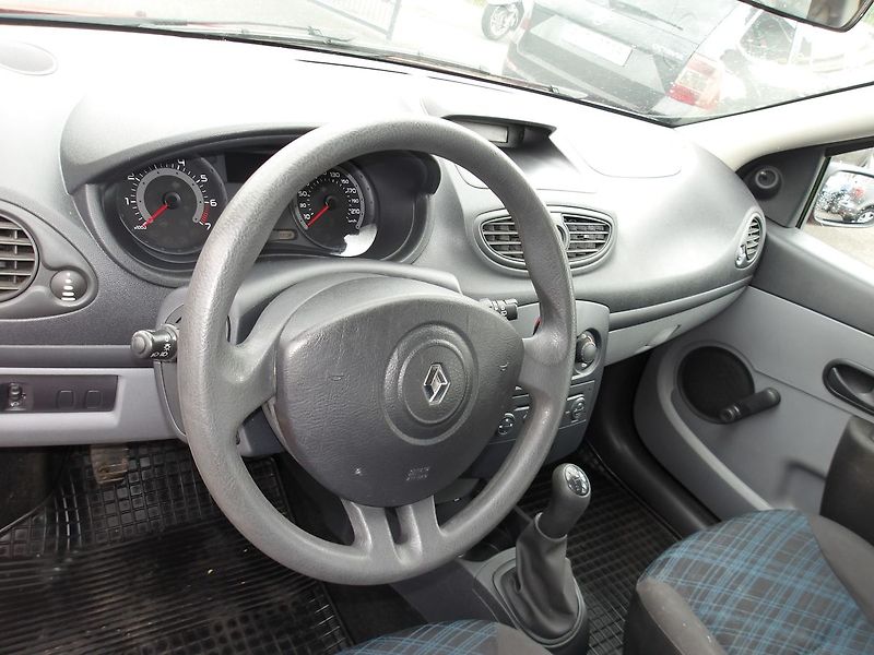 Renault Clio 1,2i ČR NAJ.62000 km !!! - fotka 17 z 31