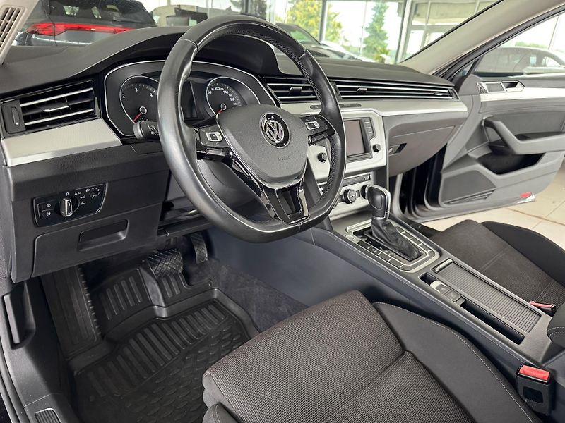 Volkswagen Passat 1,6TDI DSG*ComfortLine*ACC*Nav - fotka 11 z 32