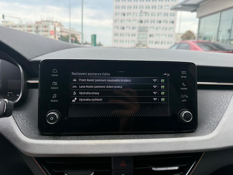 Škoda Scala Top Selection 1.5 TSI 110kw - fotka 16 z 24
