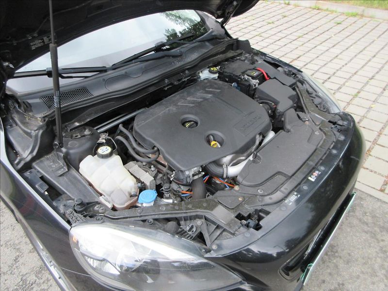 Volvo V40 1,6 D D2, 84Kw, Klima, park.sy - fotka 28 z 28
