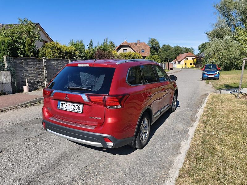 Mitsubishi Outlander (2015) - fotka 28 z 38
