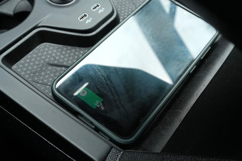 BMW iX 40, SoH 96,8%, SkyLounge,Tažné - fotka 17 z 37