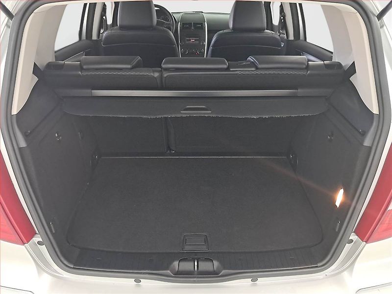 Mercedes-Benz Třídy A (2011) A 160, Automat, Navi, Tempomat - fotka 14 z 15