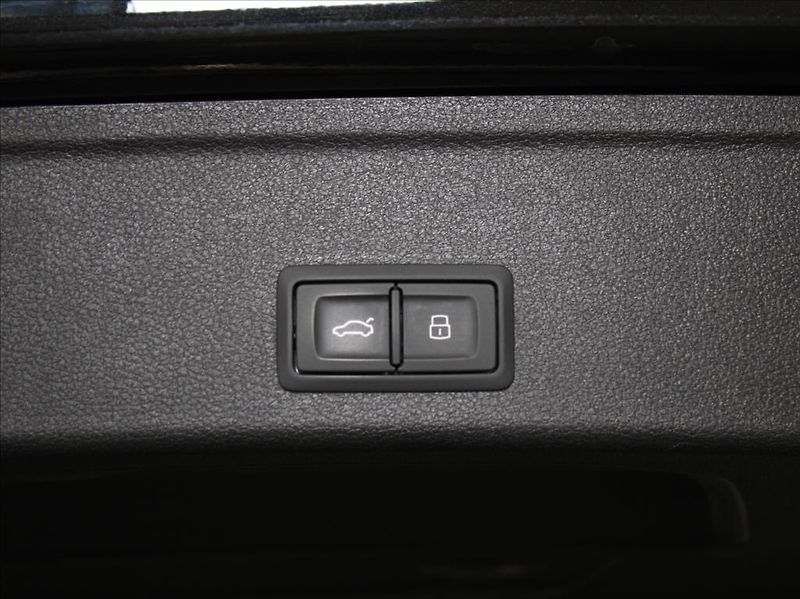 Audi A4 2,0 40TDi S-Line 56tkm. 1.maj. - fotka 20 z 22