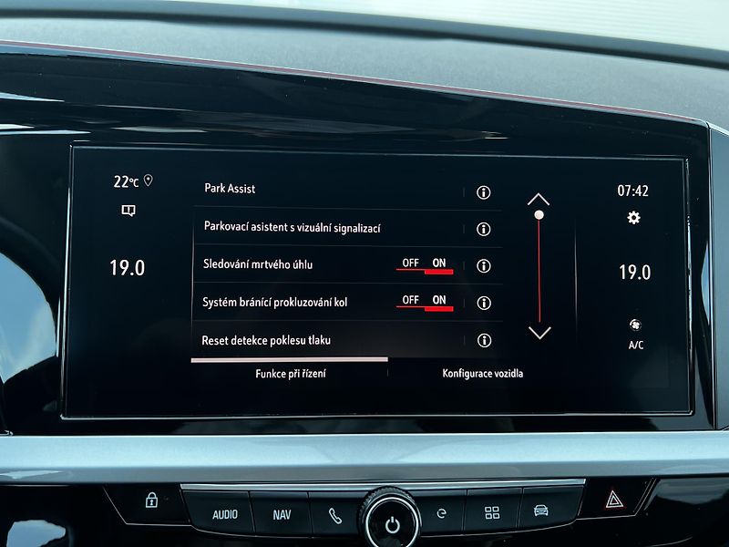 Opel Grandland 1.6PHEV Sport GSLine 165kW DPH - fotka 17 z 25