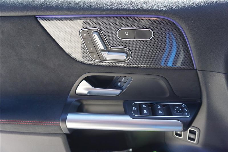 Mercedes-Benz GLA 1,3 250e,Premium Plus,AMG,CZ - fotka 12 z 26
