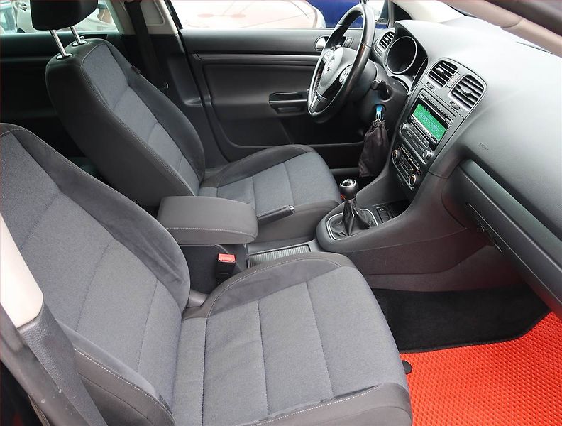 Volkswagen Golf (2011) 1.6 TDI, Tempomat - fotka 9 z 18