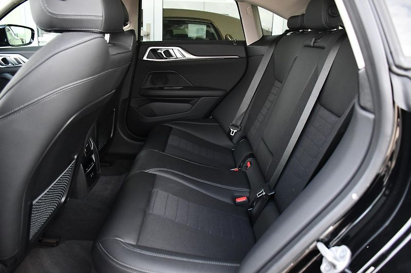BMW i4 eDrive35 3L-ZÁRUKA  9tis.KM 1M - fotka 17 z 42