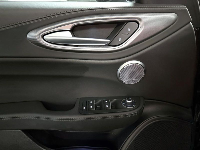 Alfa Romeo Giulia (2024) 2.0T 280k AT8 ZF Q4 4x4 Veloce - fotka 9 z 23