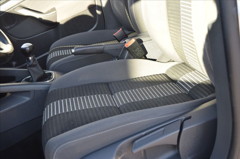 Volkswagen Golf 1,4 i 59KW NOVÁ STK ALU - fotka 20 z 35