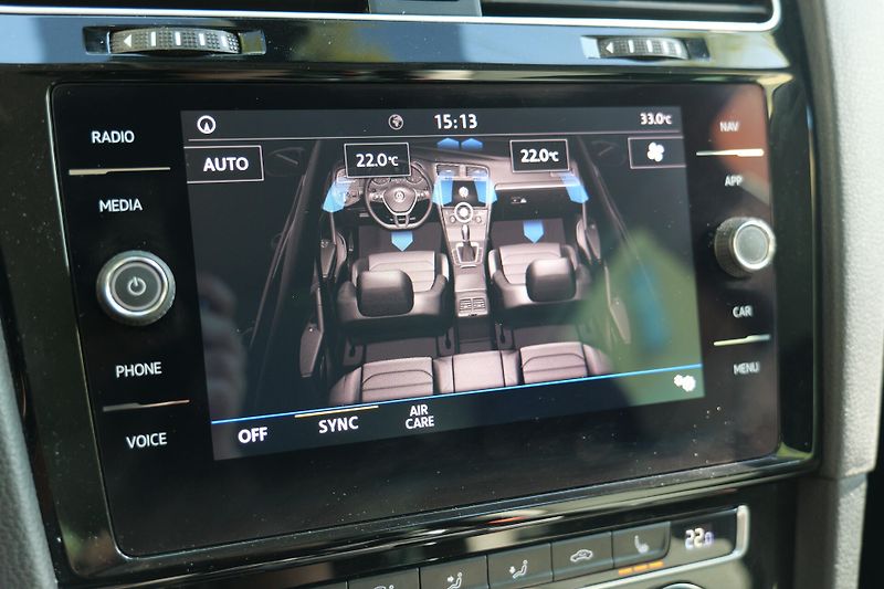 Volkswagen Golf 1.5 TSI DSG Highline LED ACC - fotka 27 z 29