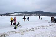 U Horní Plané se na zamrzlém Lipně vesele bruslí. Sem tam tudy ale na druhý břeh přejede i auto. Jen o pár set metrů dál přitom stále jezdí přívoz.