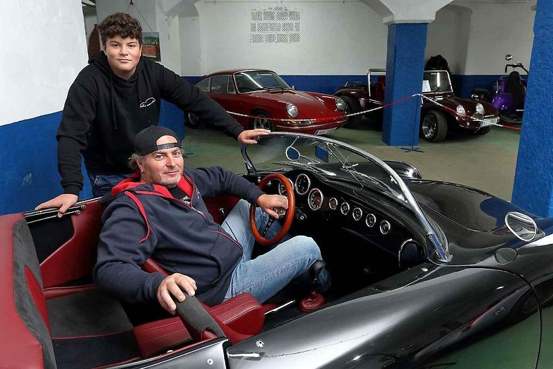 01 - Automobilový nadšenec a sběratel Jaromír Kostlivý otevřel ve Stodu u Plzně nové muzeum veteránů věnované vozům značek Volkswagen Brouk a Porsche. Návštěvníci uvidí naleštěné brouky i auta v procesu renovace, expozice čítá na 40 vozů.