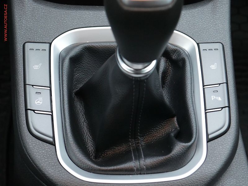 Hyundai i30 (2020) 1.6 CRDi, ČR, AC, LED, kamera - fotka 14 z 18