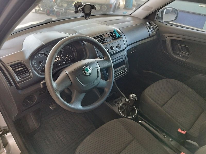 Škoda Fabia (2010) 1,2TSI,63KW,KLIMA,TAŽNÝ,ČR - fotka 17 z 25