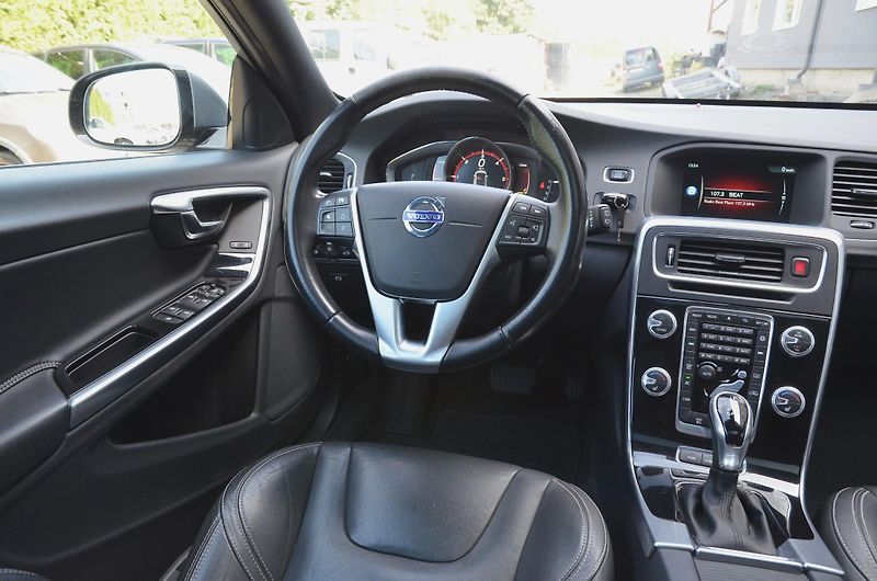 Volvo V60 (2016) 2.4 D6 AWD PHEV 212kW Momentum - fotka 22 z 39