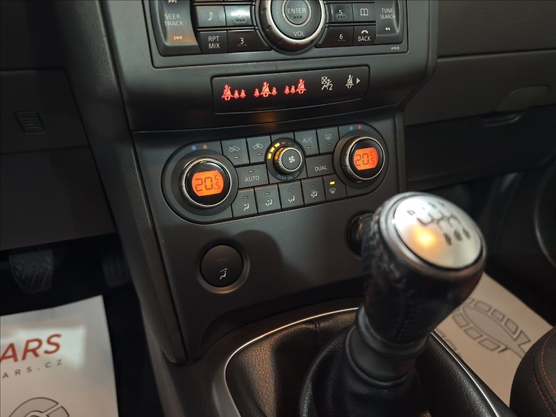 Nissan Qashqai 2,0   i 4x4 PANORAMA TAŽNÉ - fotka 12 z 30