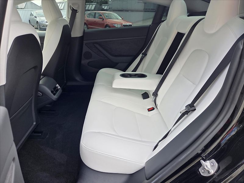 Tesla Model 3 Performance 393kW ČR 1.maj  Pe - fotka 9 z 19