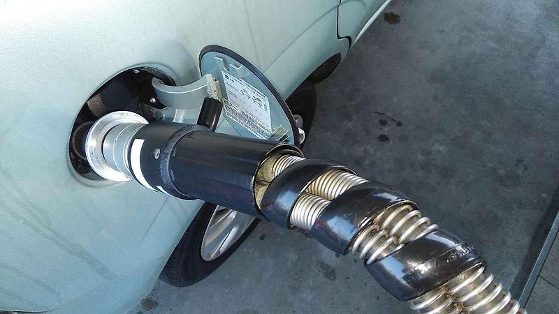 Druhá generace působí dojmem evoluce generace první, kterou pro Opel nakreslila vývojová kancelář Porsche.