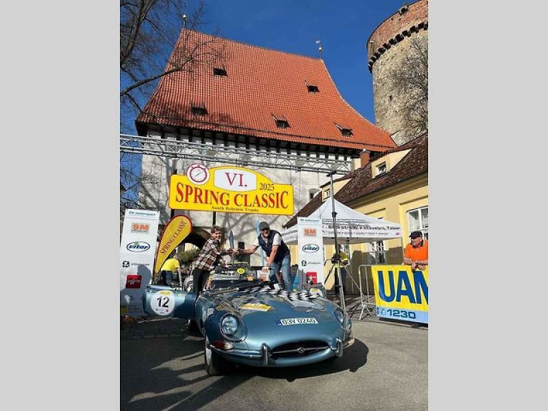 Michal a Jonáš Pavlíčkovi na startu. Rallye Spring Classic startovalo v sobotu 12. dubna dopoledne z jihočeského Tábora. Na trasu 231 kilometrů vyrazilo 100 posádek.