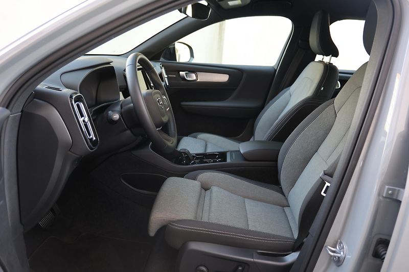 Volvo XC40 (2025) Plus, B3 Mild hybrid - fotka 7 z 19