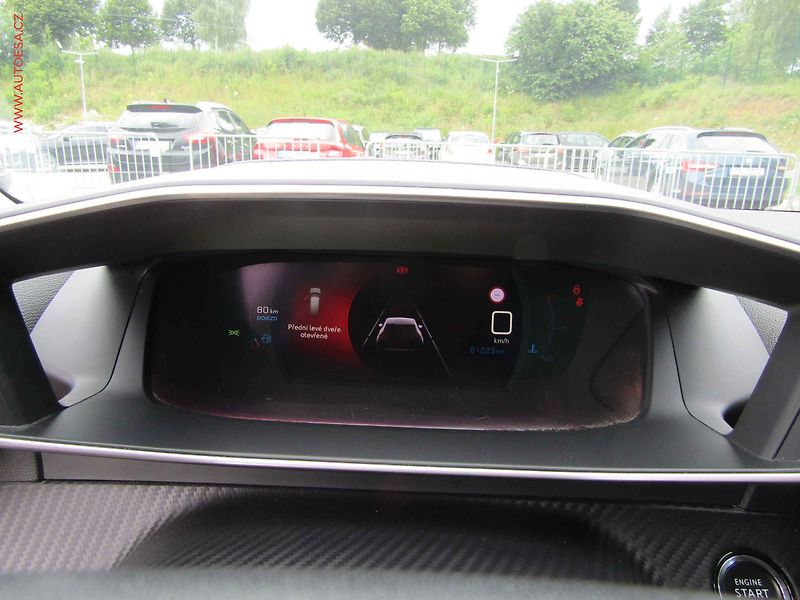 Peugeot 2008 (2020) 1.2PT, Allure, LED, kamera - fotka 13 z 15