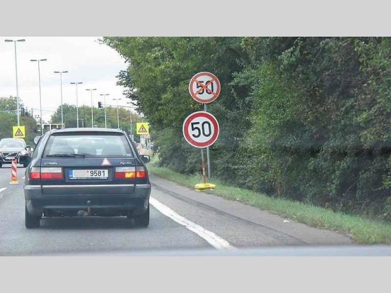 Kuriózní a vtipné značení na českých silnicích.