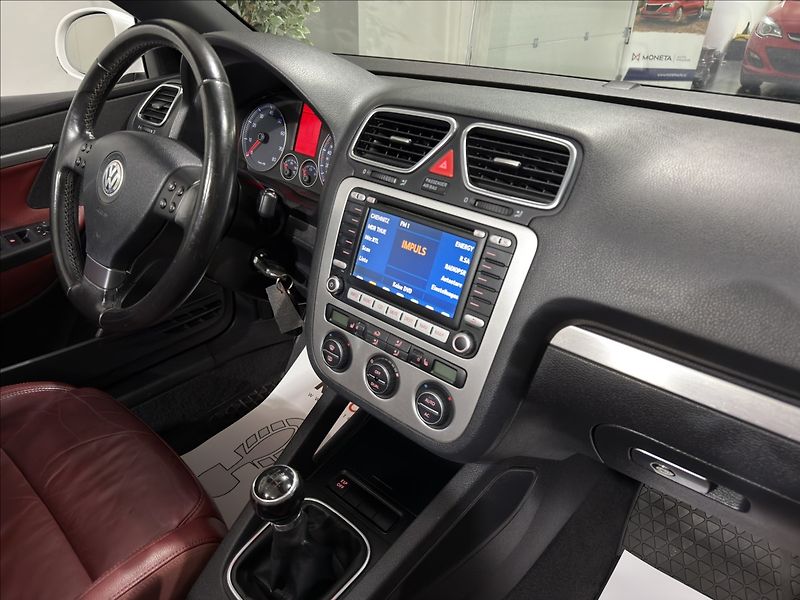 Volkswagen EOS 2,0   FSI ČERVENÁ KŮŽE BI-XEN - fotka 17 z 25