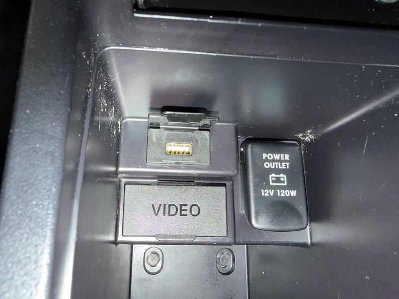 Mitsubishi Outlander 2.2 DI-D 4x4 automat, navigace - fotka 23 z 27