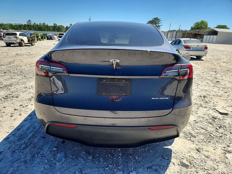 Tesla Model Y (2024) - fotka 4 z 12