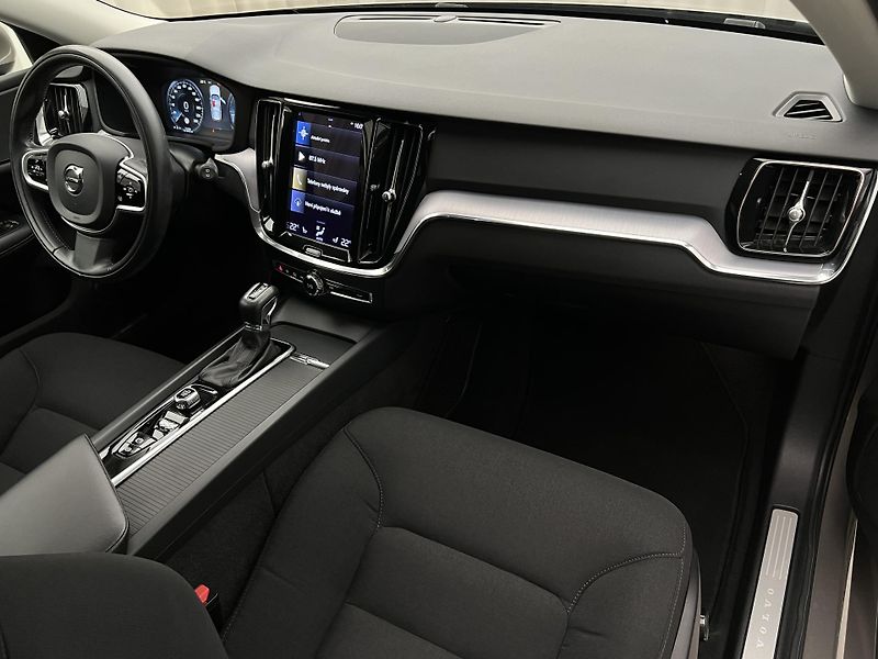 Volvo V60 D3 MOMENTUM PRO AUT - fotka 22 z 41