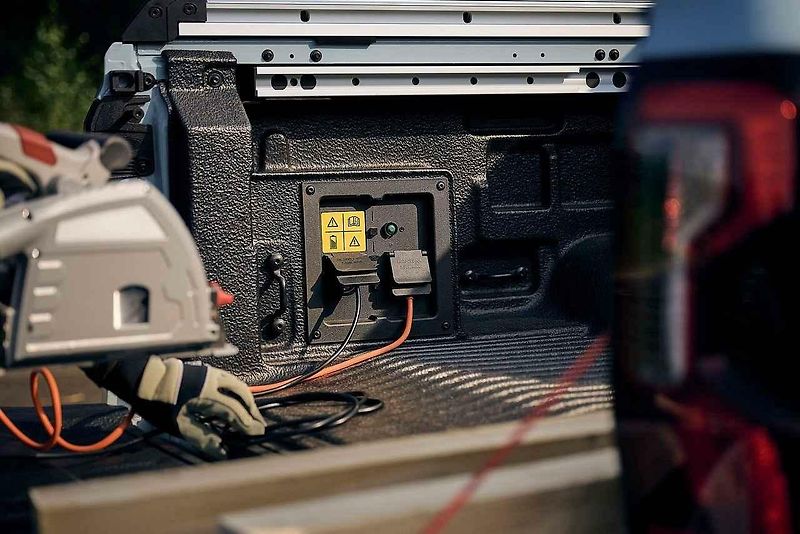 Ford Ranger PHEV je nepochybně dobrý i k uspořádání party v přírodě.