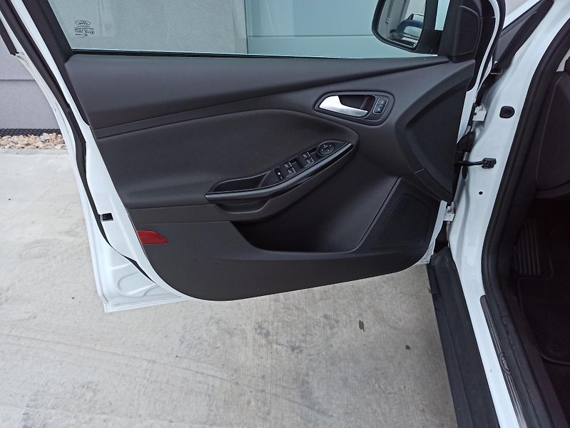 Ford Focus 1.5TDCi 88kW ČR,1.MAJ.TITANIUM - fotka 24 z 30