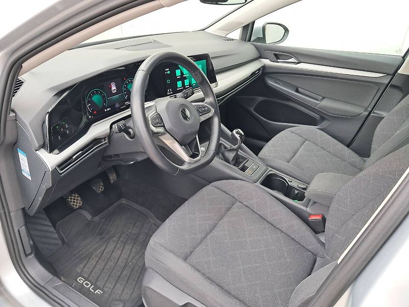 Volkswagen Golf (2022) LIFE 1.5 TSI / 96 kW M6 - fotka 18 z 25