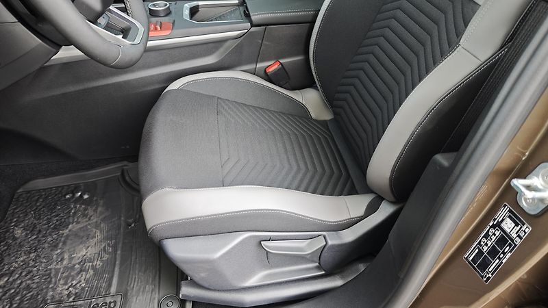 Jeep Compass (2026) Altitude hybrid 145PS automat  - fotka 23 z 39