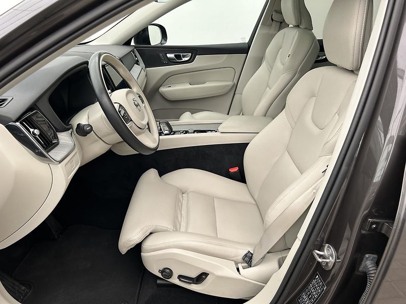 Volvo XC60 2.0  B4 4x4 PLUS  Black - fotka 11 z 32