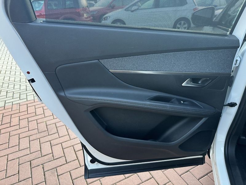 Peugeot 5008 (2020) 1.5 BlueHDi GT-Line LED Kamera - fotka 24 z 50