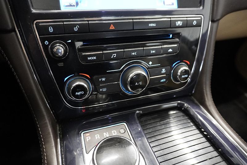 Jaguar XJ XJ  3,0D - fotka 25 z 33