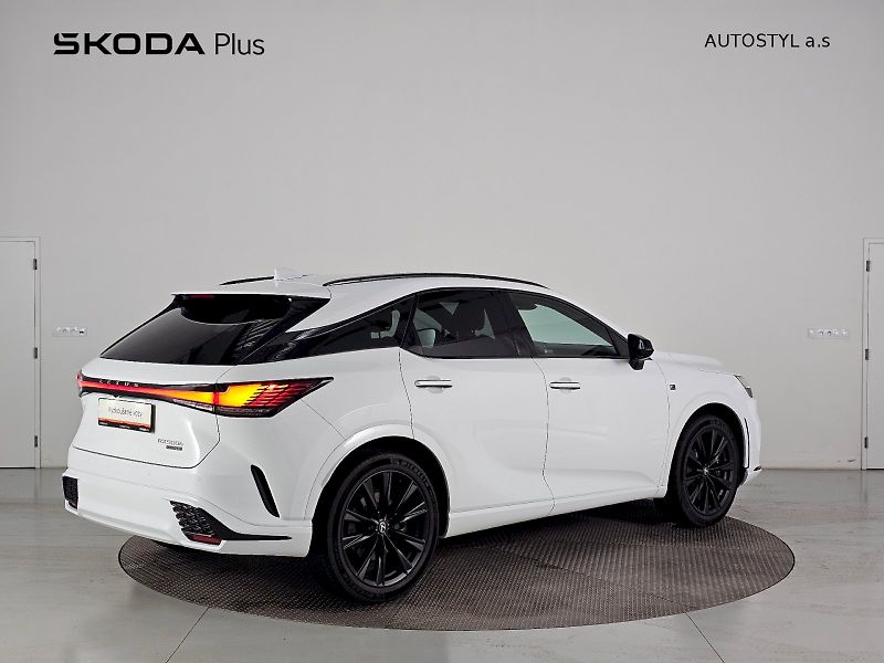 Lexus RX 500h (2024) 2.4 HEV 371k F Sport - fotka 2 z 30