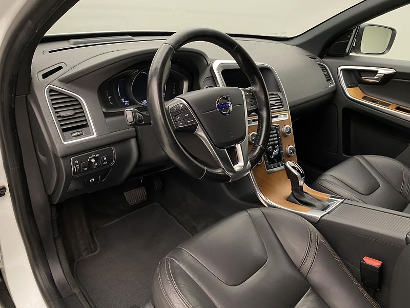 Volvo XC60 D4 AWD MOMENTUM REZERVACE - fotka 4 z 43