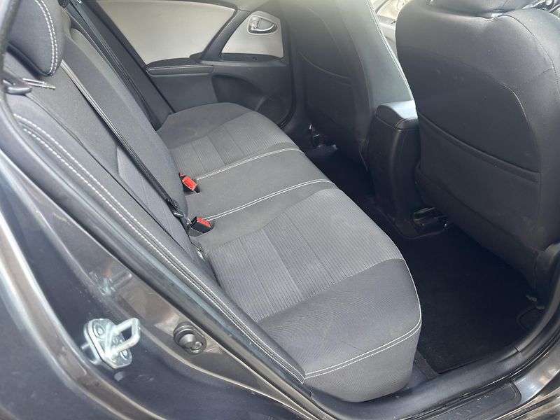 Toyota Avensis (2015) 1.8VVTi, 108kW, REZERVACE - fotka 12 z 17